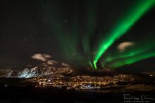 Storbukt under nordlys